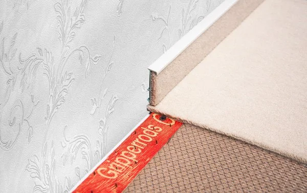 Плинтус для ковролина Korner Listwa 100 Белый 2,5м (50мм) в Тюмени