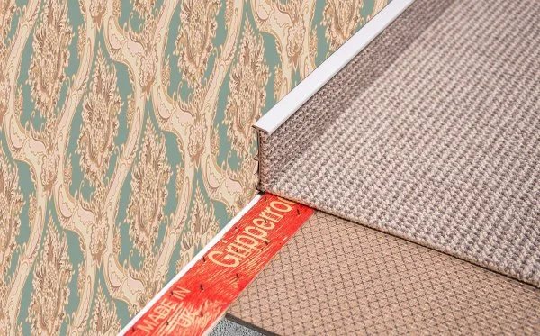 Плинтус для ковролина Korner Listwa 106 Светло-серый 2,5м (50мм) в Тюмени