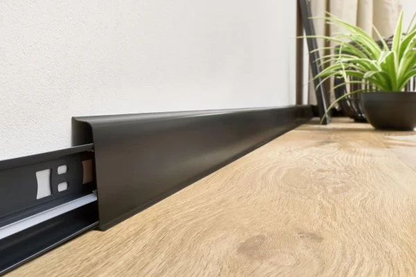 Плинтус пластиковый Arbiton INDO70 220 Чёрный матовый 2.5 м в Тюмени