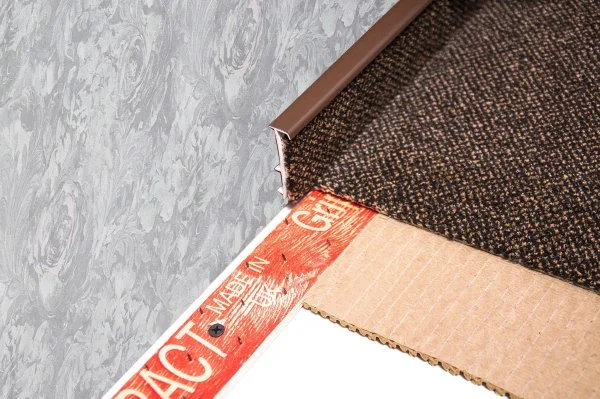 Плинтус для ковролина Korner Listwa 105 Темно-коричневый 2,5м (50мм) в Тюмени