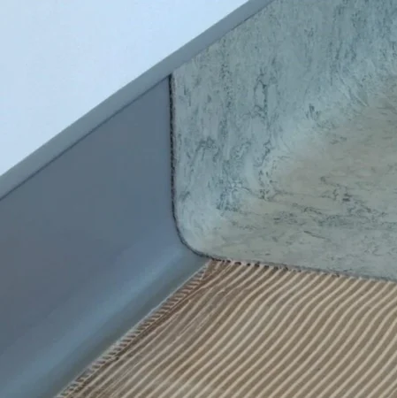 Коннелюрный односоставной плинтус Bonkeel Prof Серый (95х2700мм) в Тюмени