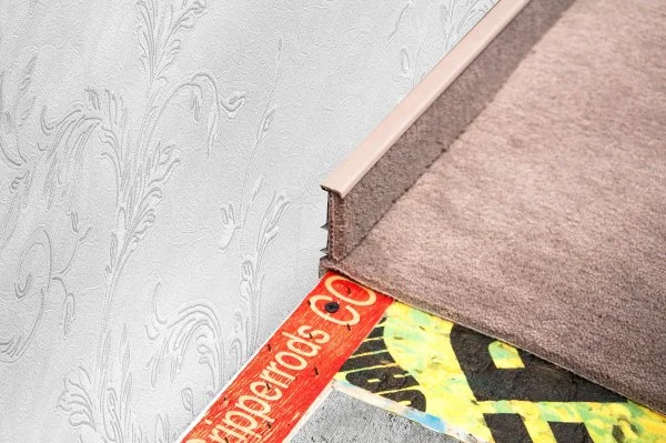 Плинтус для ковролина Korner Listwa 102 Беж 2,5м (50мм) в Тюмени