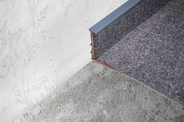 Плинтус для ковролина Korner Listwa 108 Графит 2,5м (50мм) в Тюмени